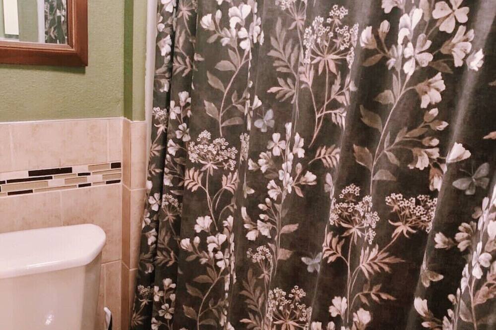 Photo of Bathroom in Boles