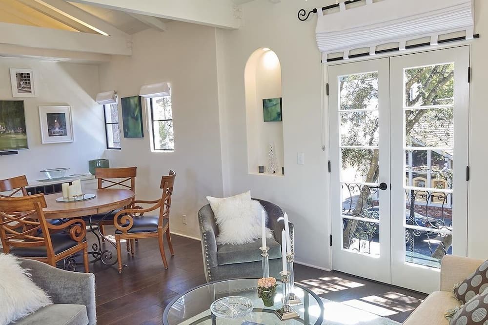 Photo of Livingroom in Golden Rectangle