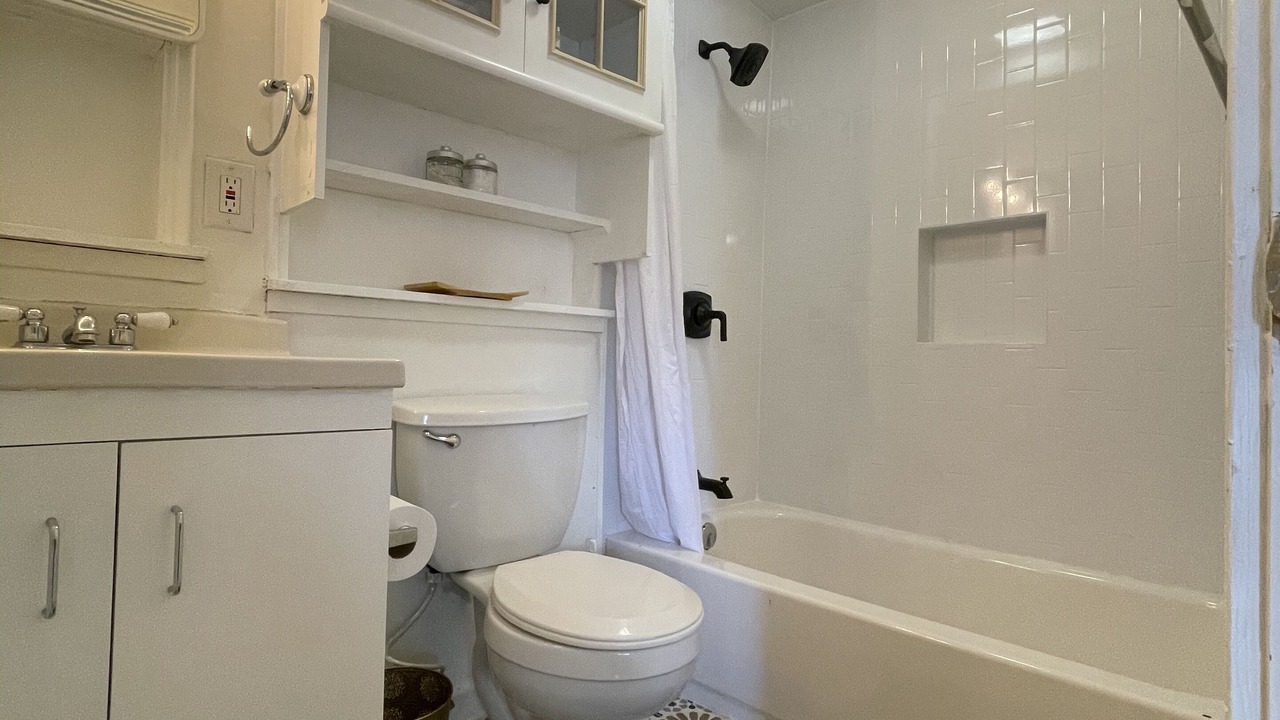Photo of Bathroom in Northwest Los Angeles Heights