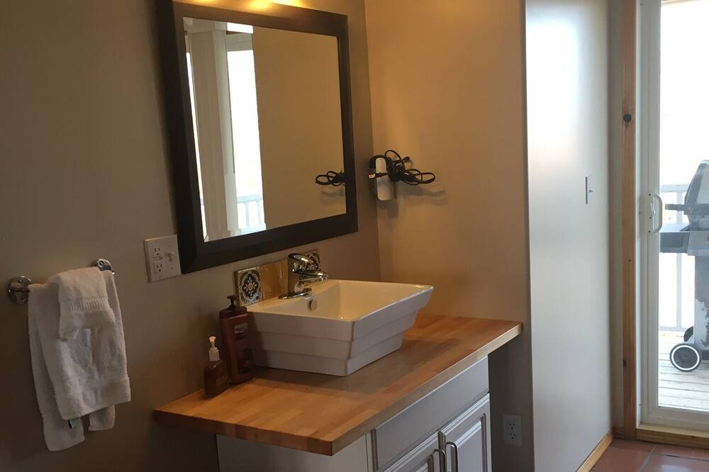 Photo of Bathroom in Saint Ambroise