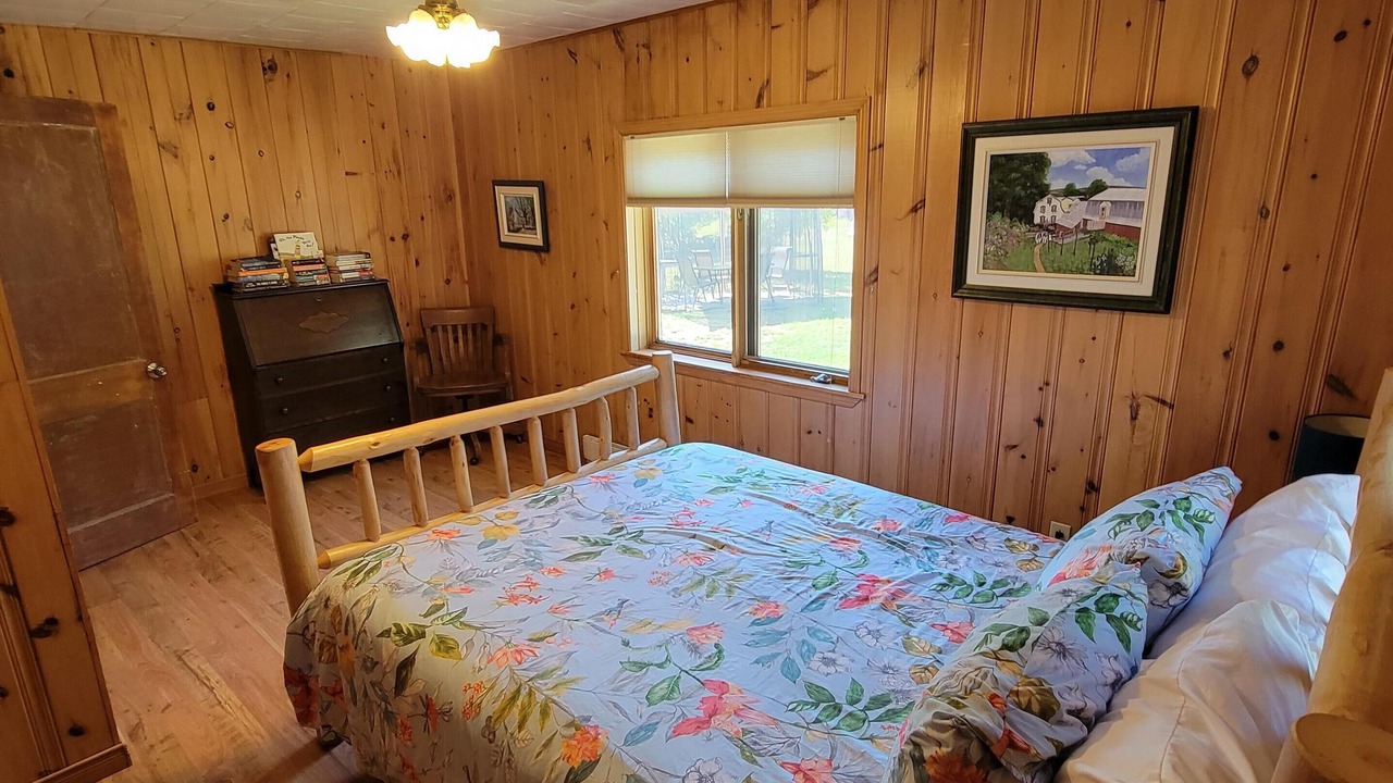 Photo of Bedroom in Low