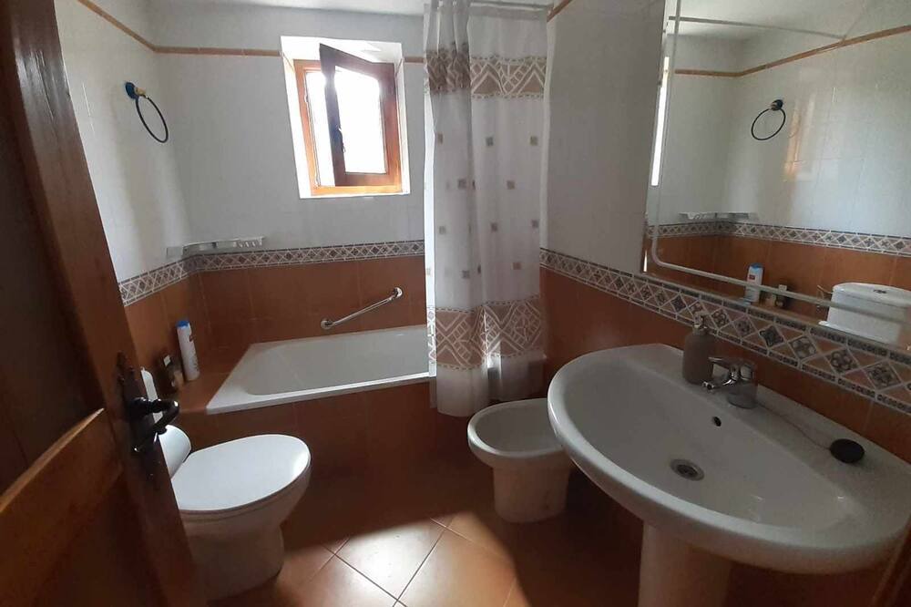 Photo of Bathroom in Linsoles