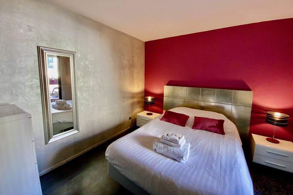 Photo of Bedroom in Antigone