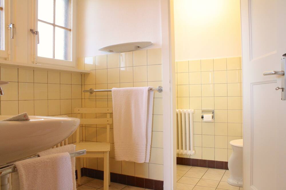 Photo of Bathroom in Noes