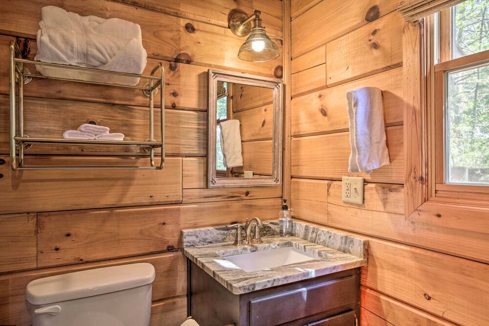 Photo of Bathroom in Hidden Lake
