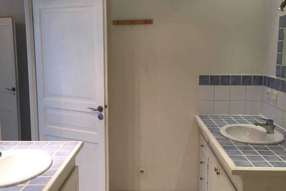 Photo of Bathroom in Mirepoix