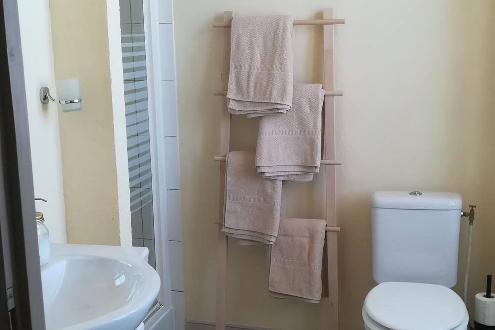 Photo of Bathroom in Villeneuve d'Aveyron