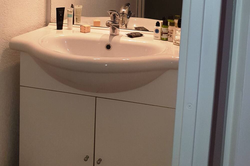 Photo of Bathroom in Saint-Saturnin-les-Avignon