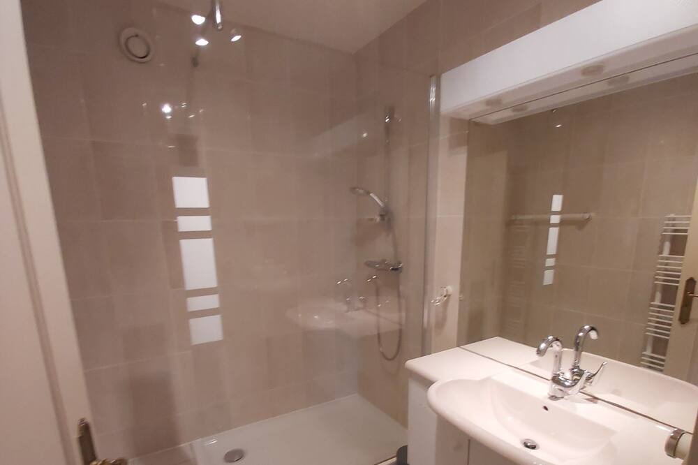 Photo of Bathroom in Dinan