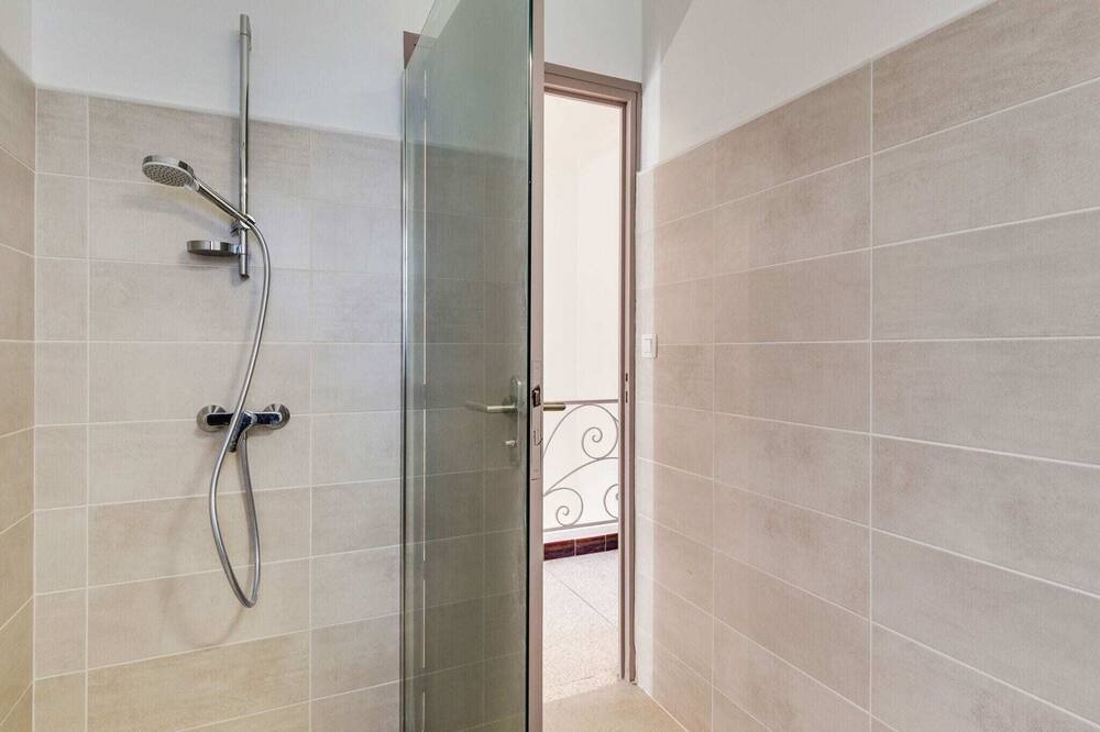 Photo of Bathroom in Estagel