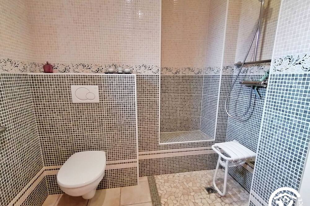 Photo of Bathroom in Marigne-Peuton