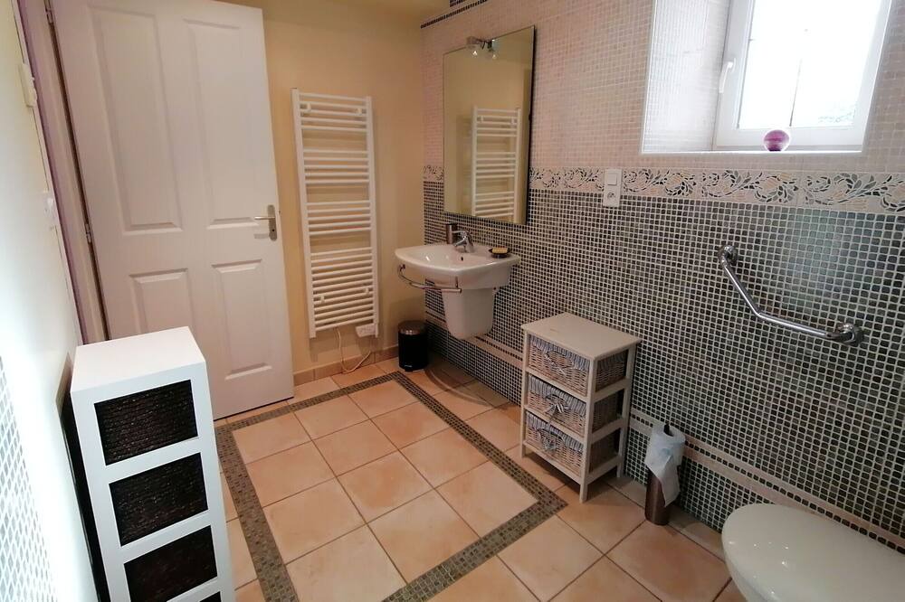 Photo of Bathroom in Marigne-Peuton