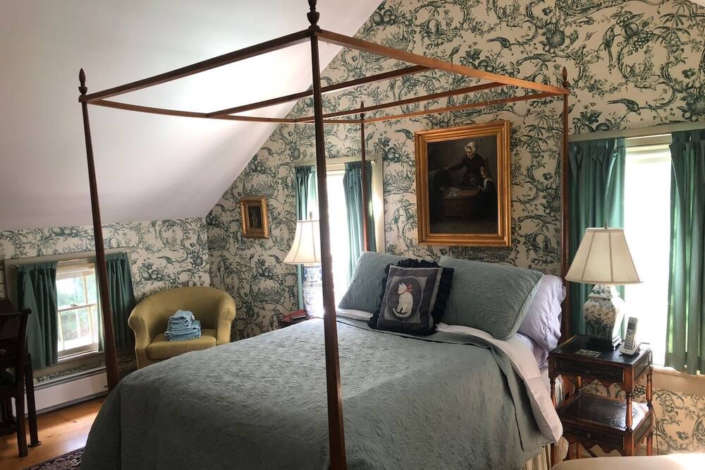 Photo of Bedroom in Lake Hill