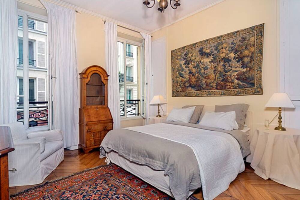 Photo of Bedroom in 8th Arrondissement