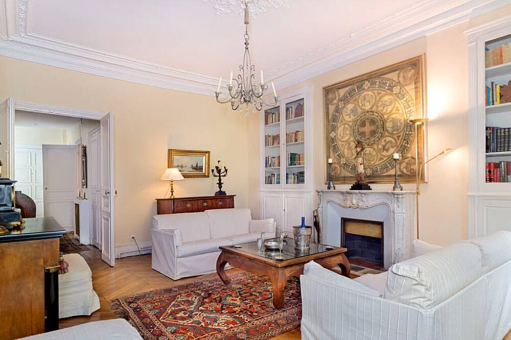 Photo of Livingroom in 8th Arrondissement