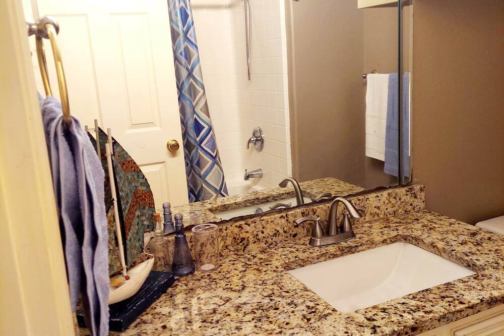 Photo of Bathroom in Dinero