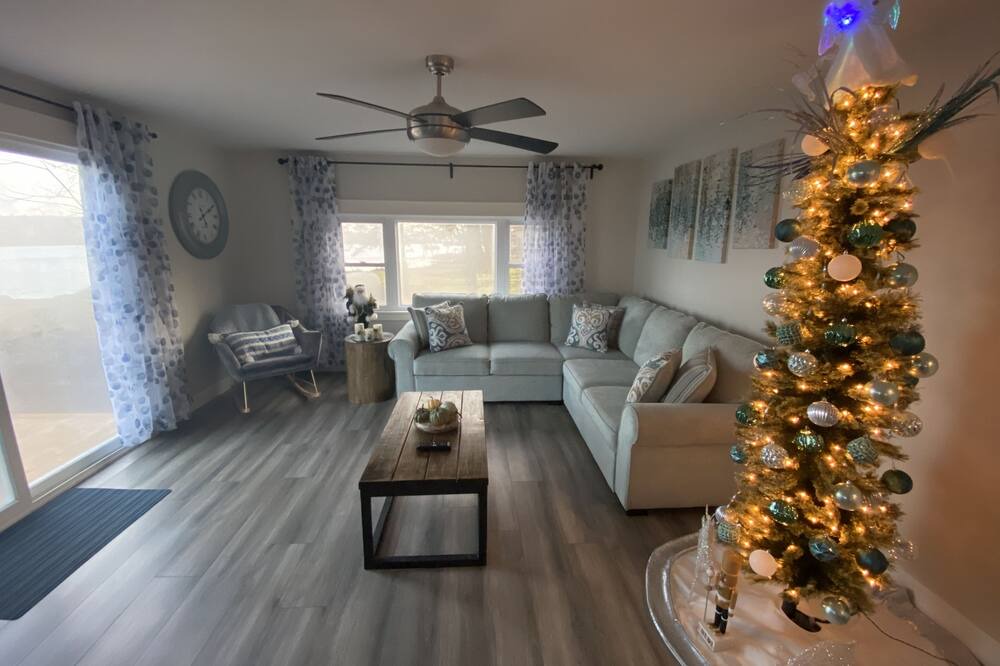 Photo of Livingroom in Quinte West