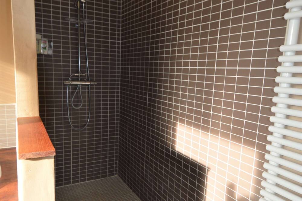 Photo of Bathroom in Plumetot