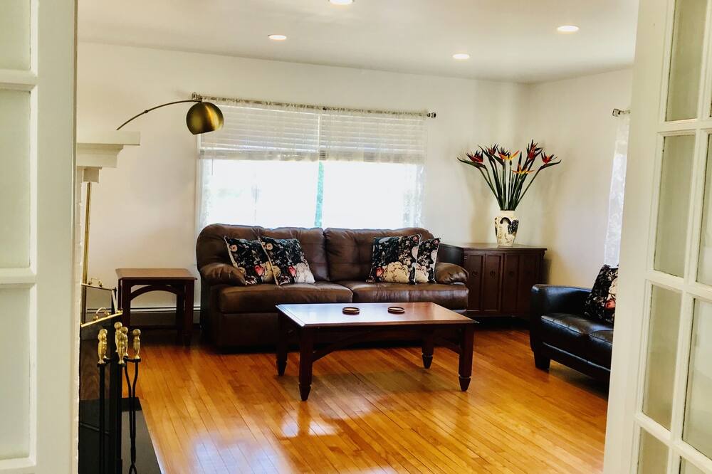 Photo of Livingroom in East Norwalk
