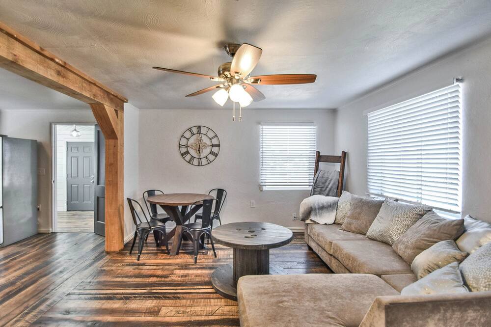 Photo of Livingroom in Glen Rose