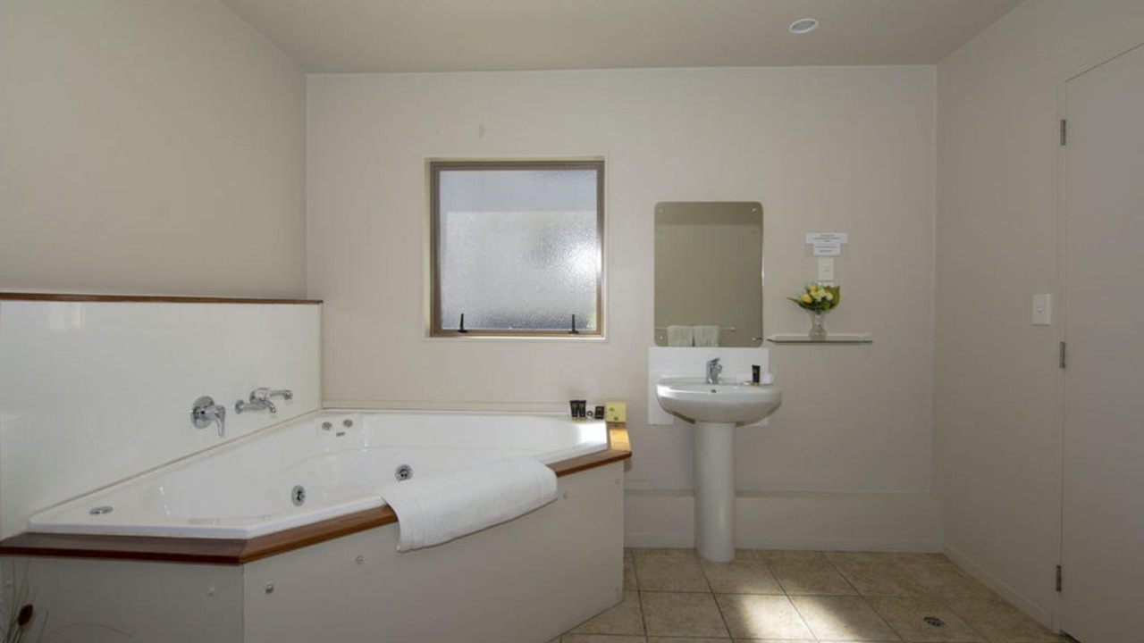 Photo of Bathroom in Hamilton Lake