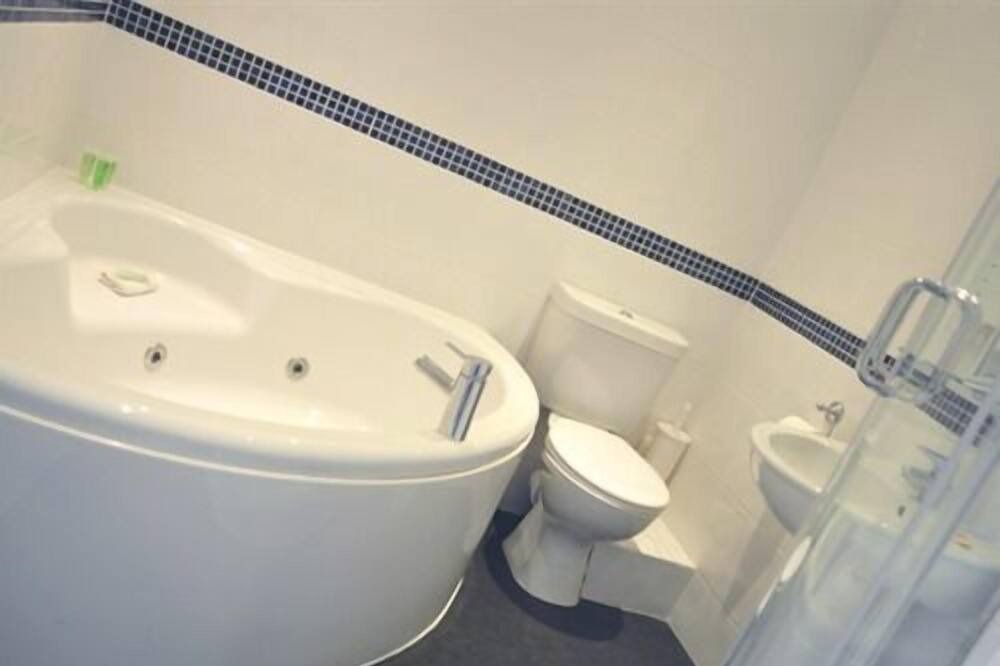 Photo of Bathroom in Mawgan Porth