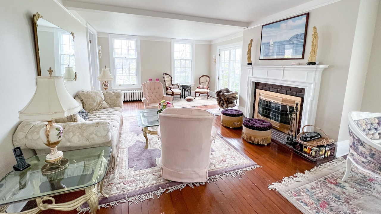 Photo of Livingroom in Cold Spring Harbor