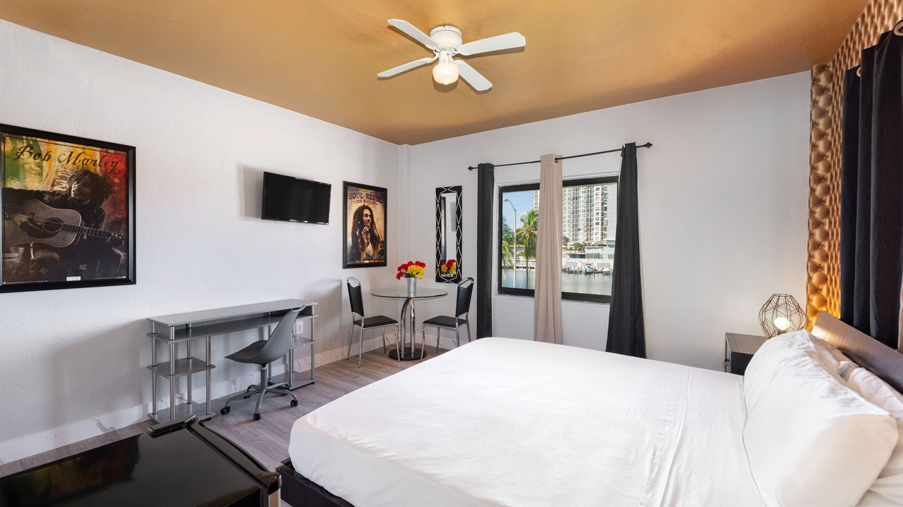 Photo of Bedroom in Mid Beach