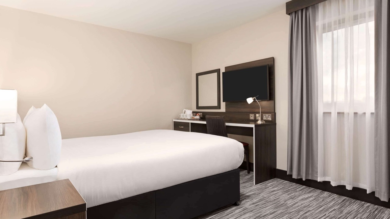 Photo of Bedroom in Cobham