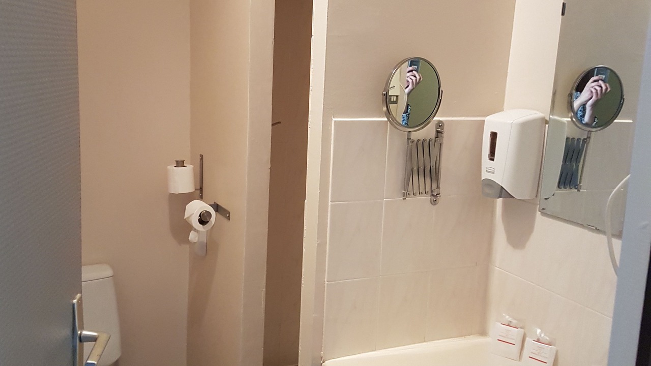 Photo of Bathroom in Tour-de-Faure