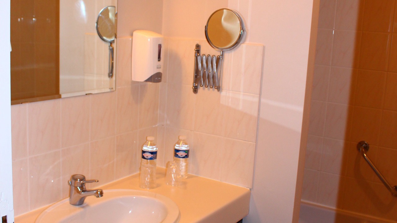 Photo of Bathroom in Tour-de-Faure