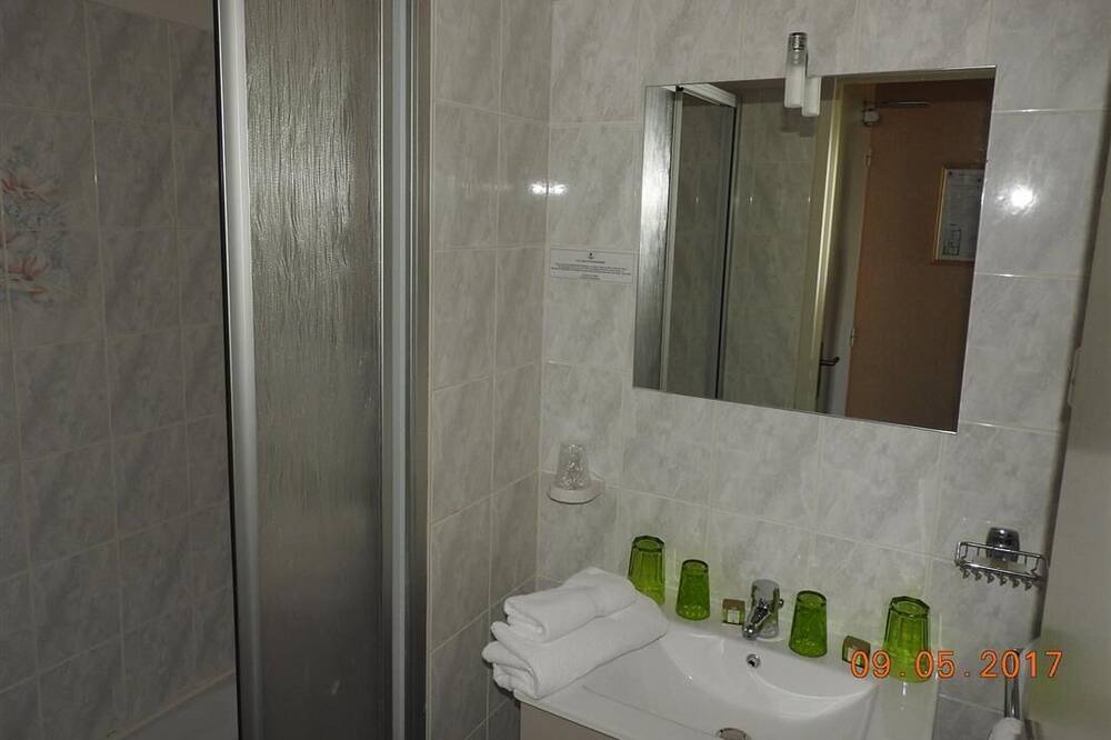 Photo of Bathroom in Locronan