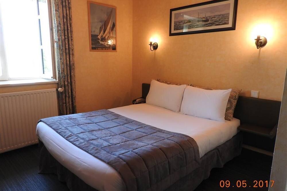 Photo of Bedroom in Locronan