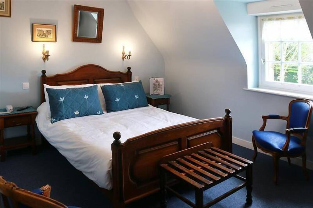 Photo of Bedroom in Locronan