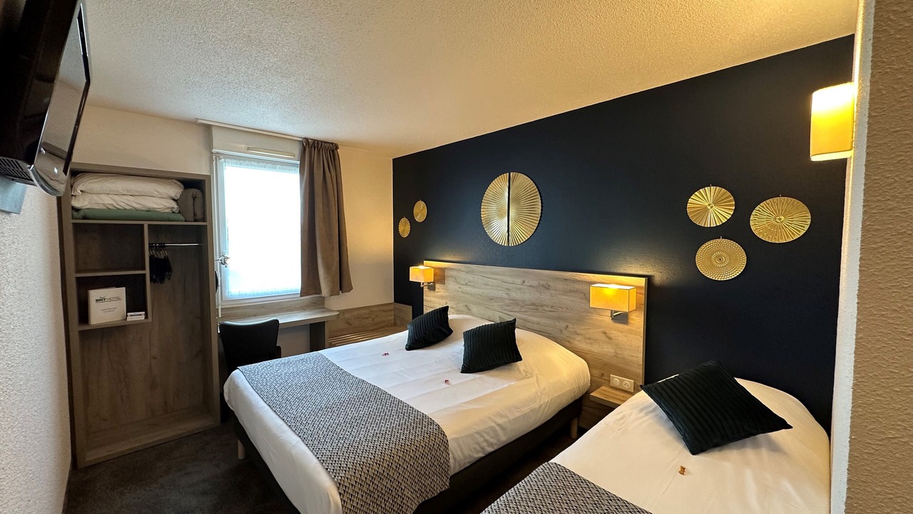 Photo of Bedroom in Distre