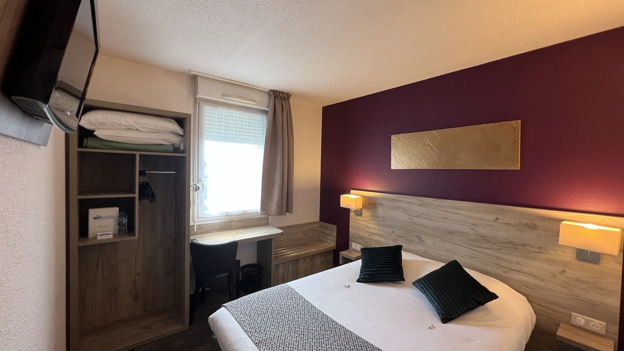 Photo of Bedroom in Distre