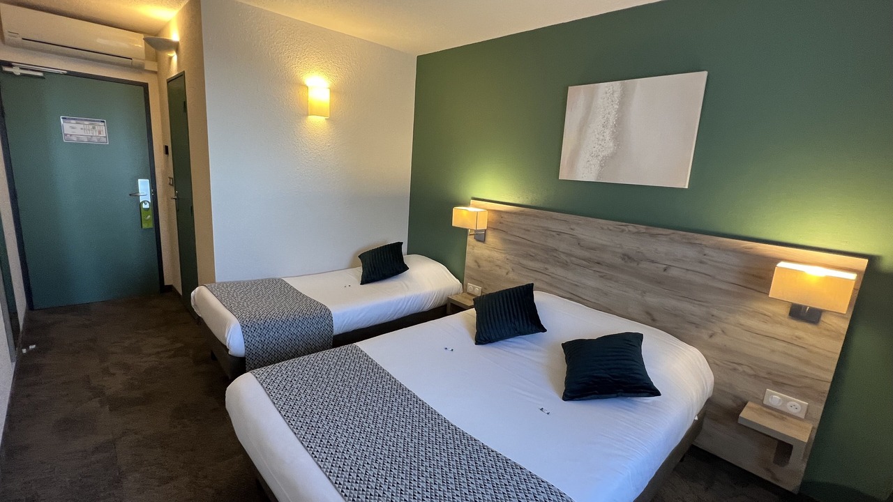 Photo of Bedroom in Distre