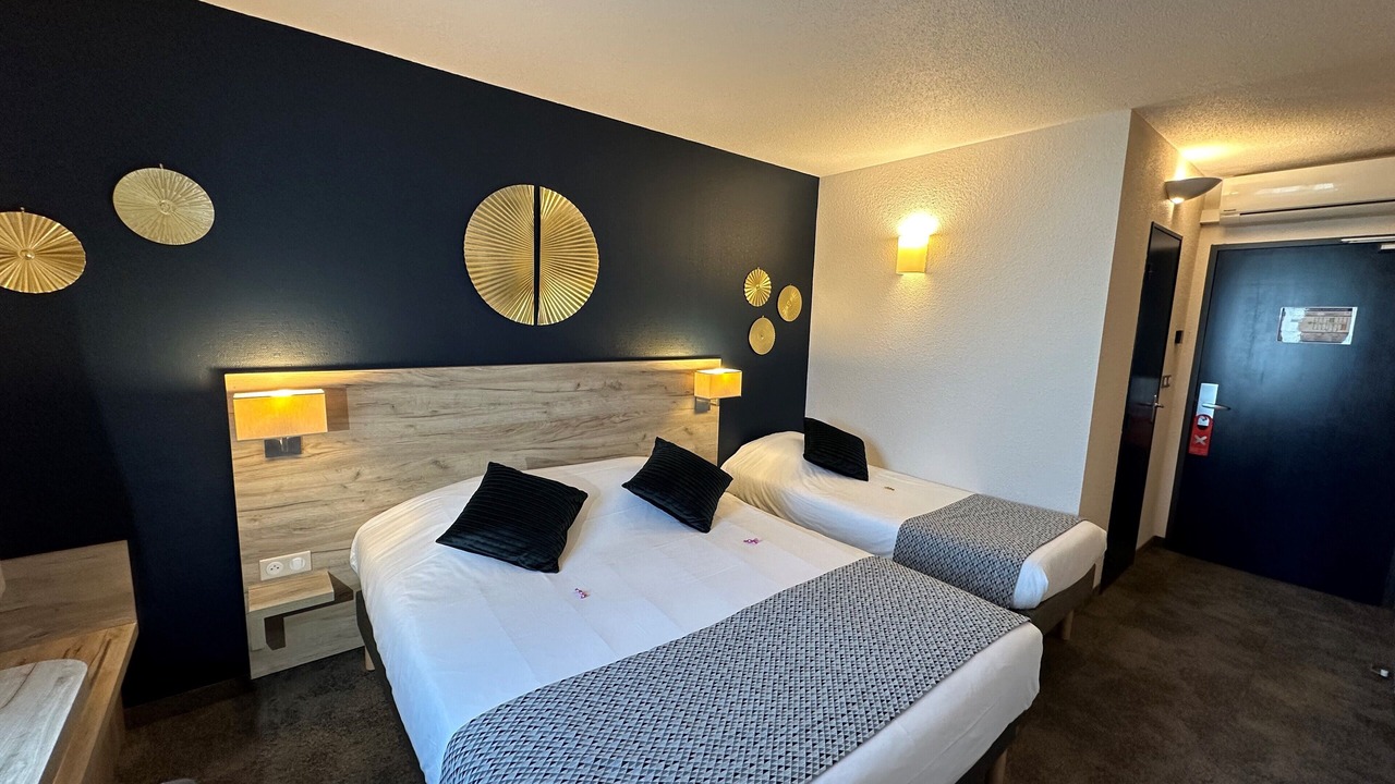 Photo of Bedroom in Distre