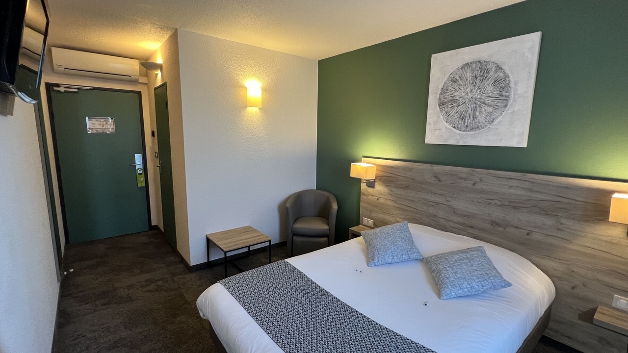 Photo of Bedroom in Distre