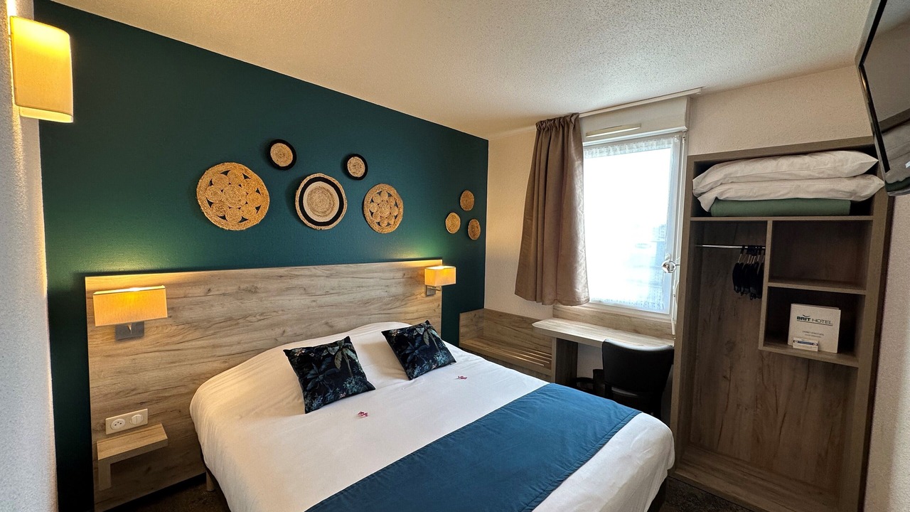 Photo of Bedroom in Distre