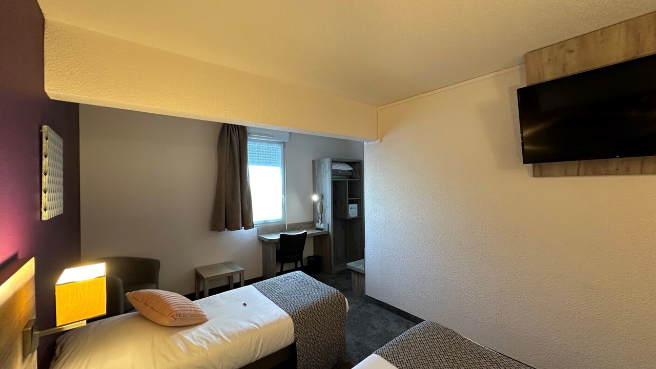 Photo of Bedroom in Distre