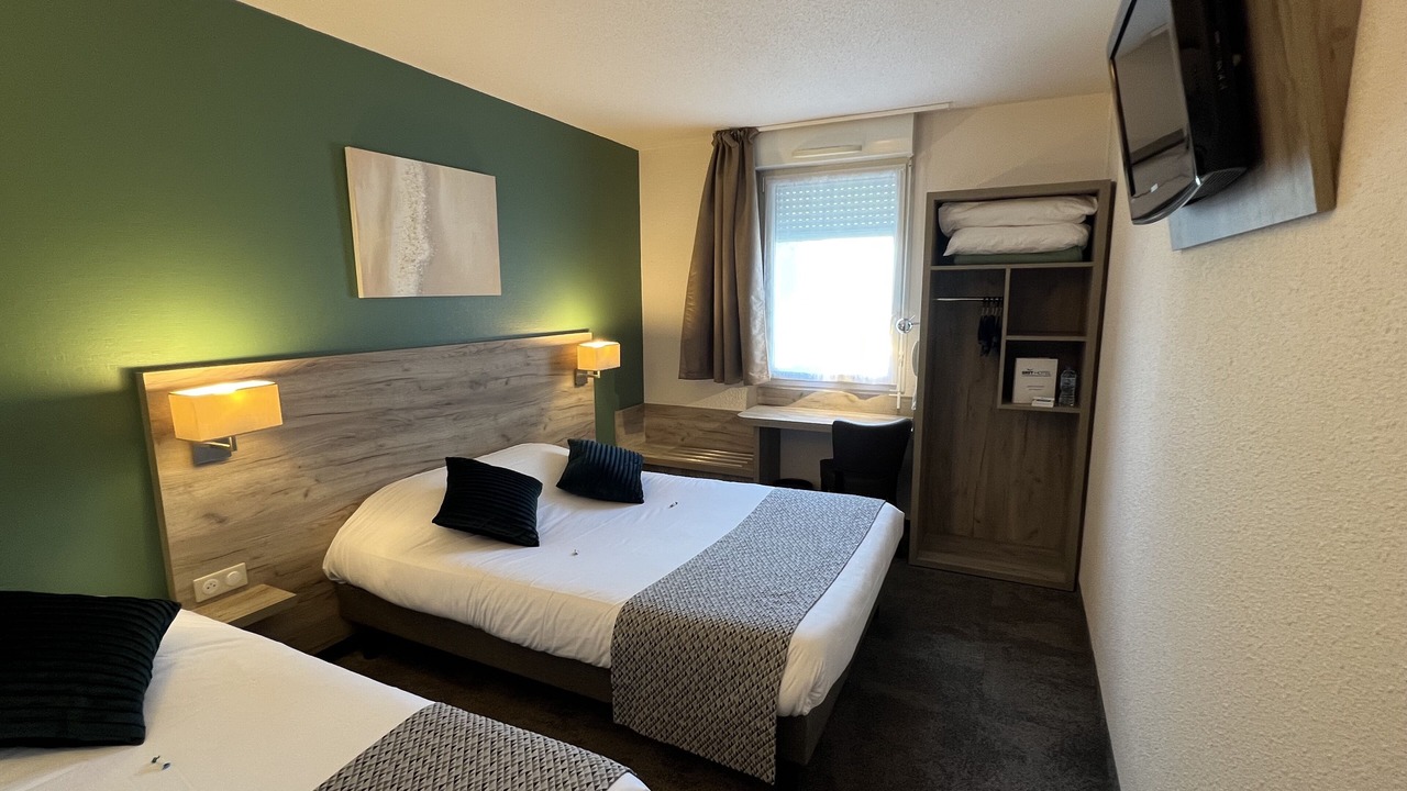 Photo of Bedroom in Distre
