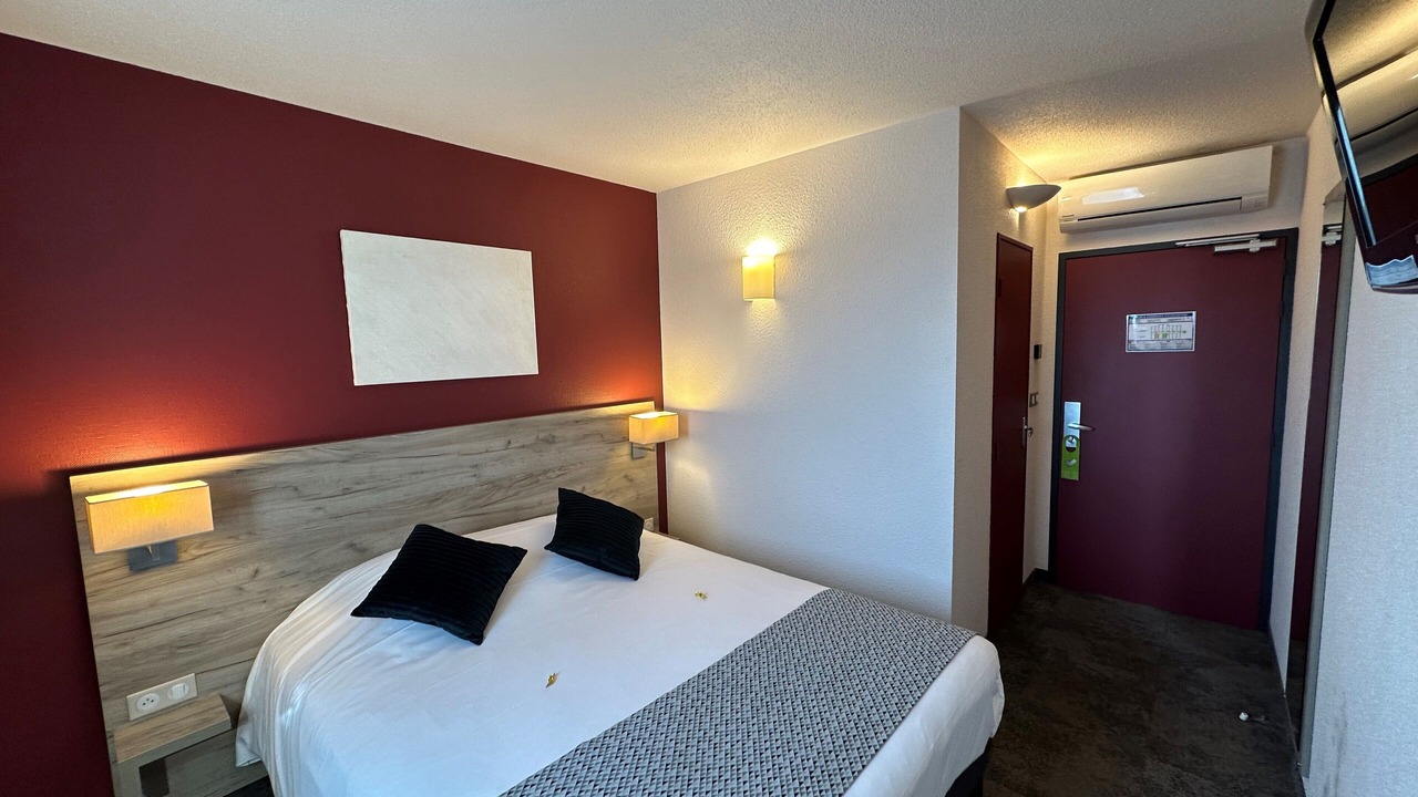 Photo of Bedroom in Distre