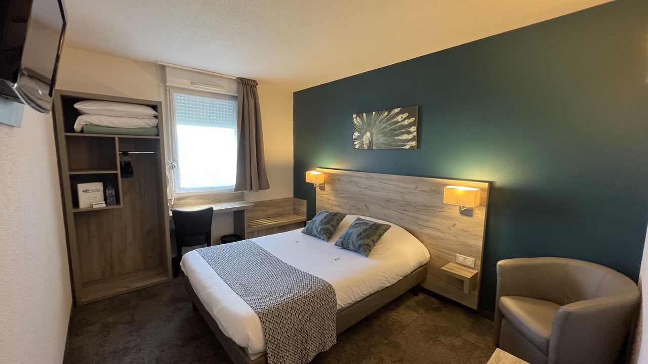 Photo of Bedroom in Distre