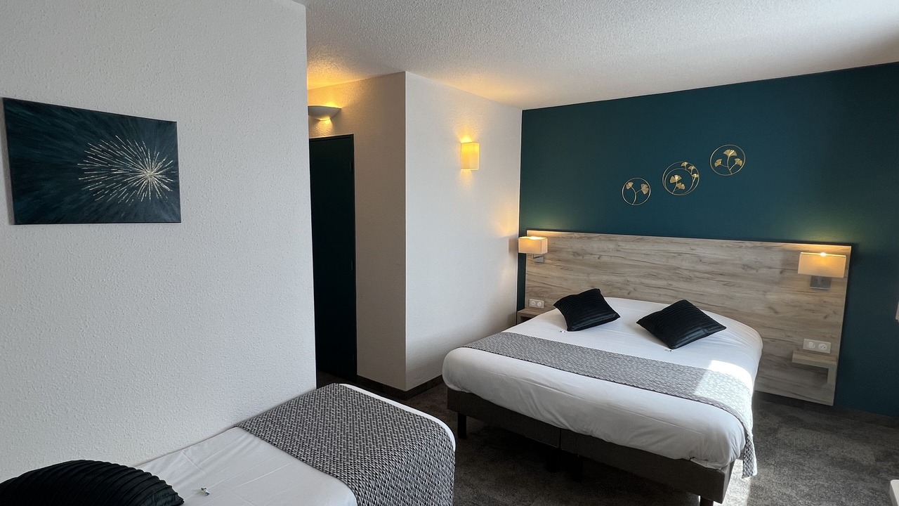 Photo of Bedroom in Distre