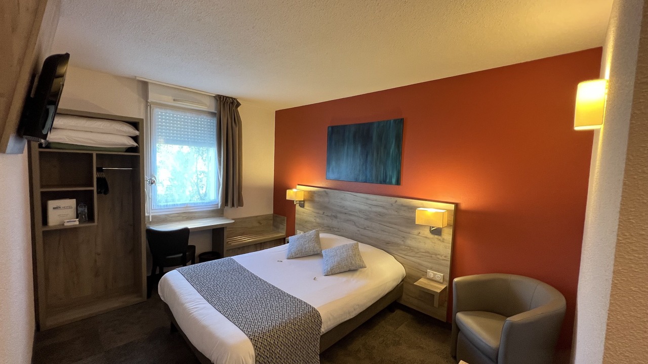 Photo of Bedroom in Distre