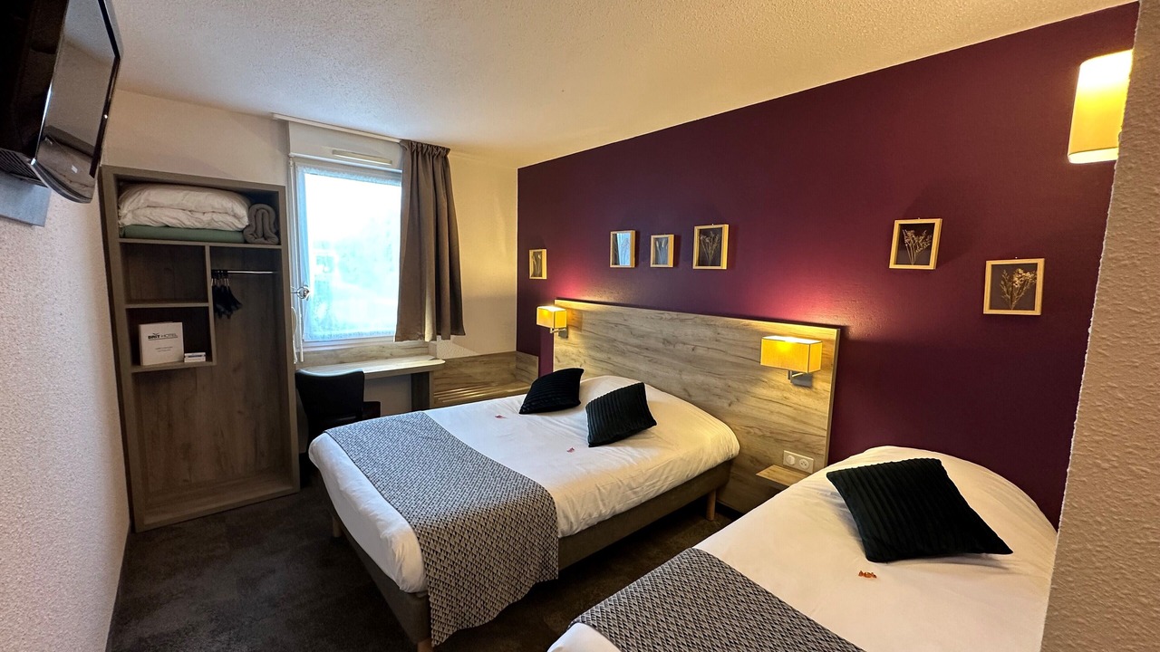Photo of Bedroom in Distre