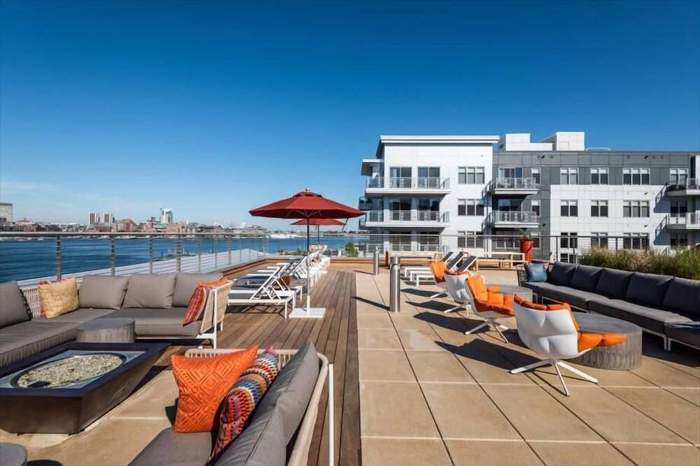 Photo of Outdoor in Central-Maverick Square - Paris Street