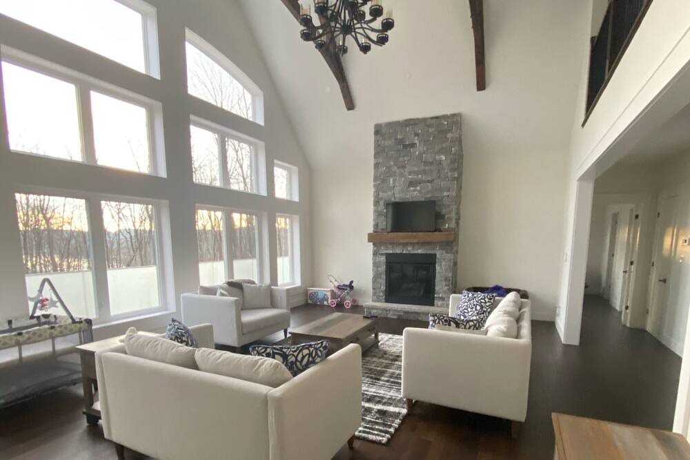 Photo of Livingroom in Lake of Bays