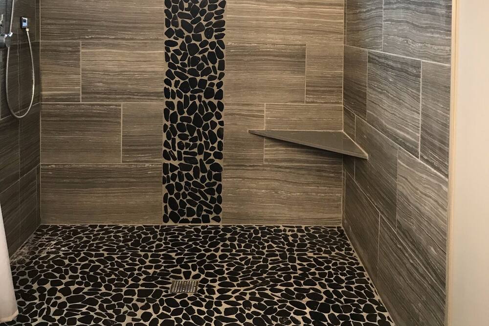 Photo of Bathroom in Curtis
